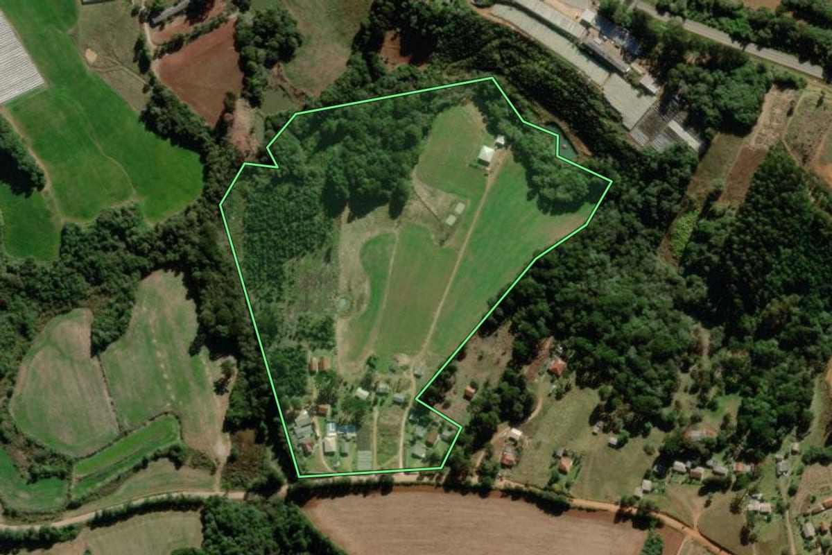 Imagem de satélite do imóvel rural em Piraí do Sul (PR), com o contorno declarado no CAR desenhado por cima.