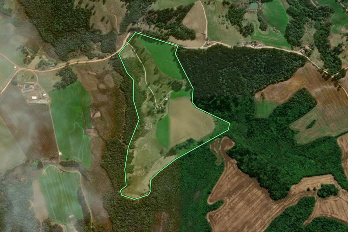 Imagem de satélite do imóvel rural em Piraí do Sul (PR), com o contorno declarado no CAR desenhado por cima.