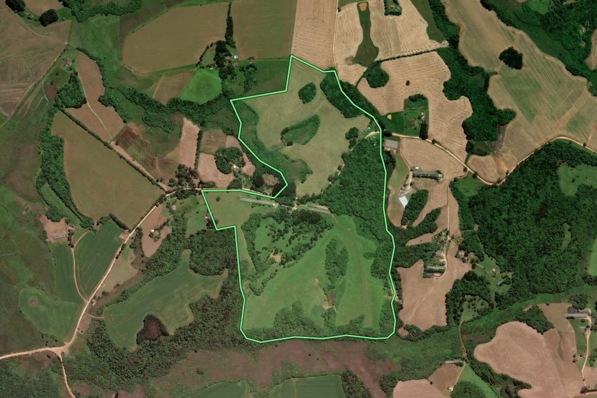 Imagem de satélite do imóvel rural em Piraí do Sul (PR), com o contorno declarado no CAR desenhado por cima.