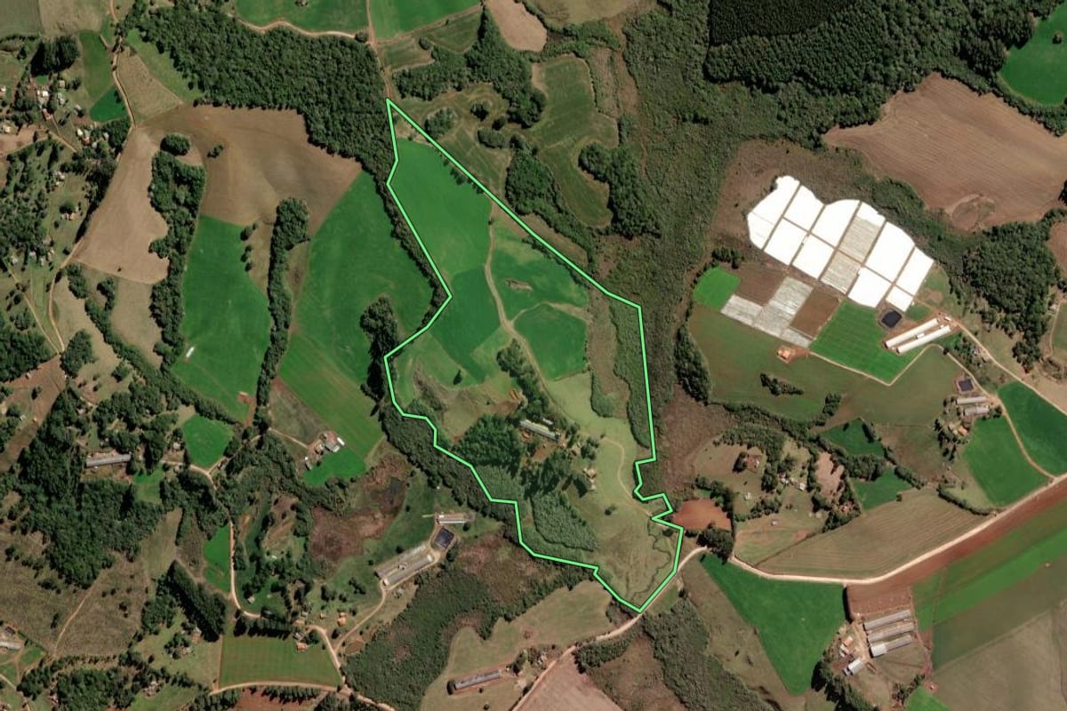 Imagem de satélite do imóvel rural em Piraí do Sul (PR), com o contorno declarado no CAR desenhado por cima.