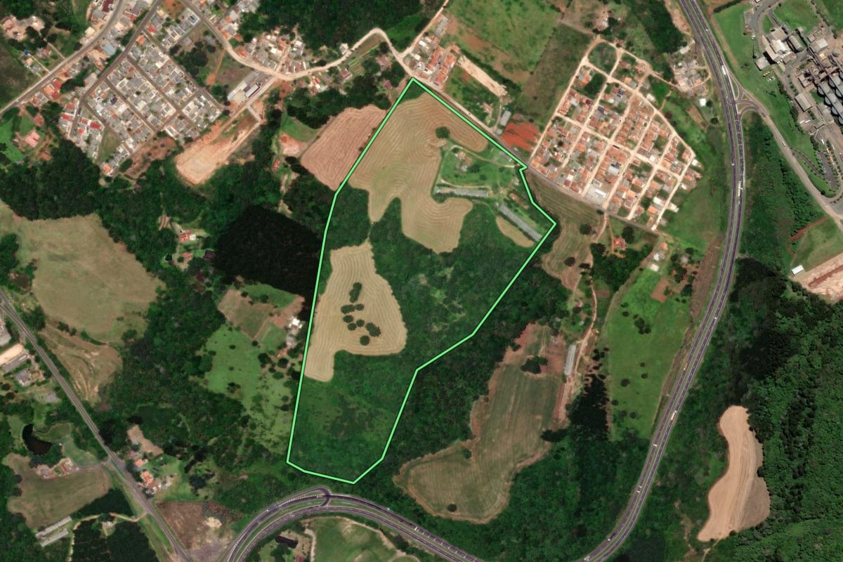 Imagem de satélite do imóvel rural em Piraí do Sul (PR), com o contorno declarado no CAR desenhado por cima.