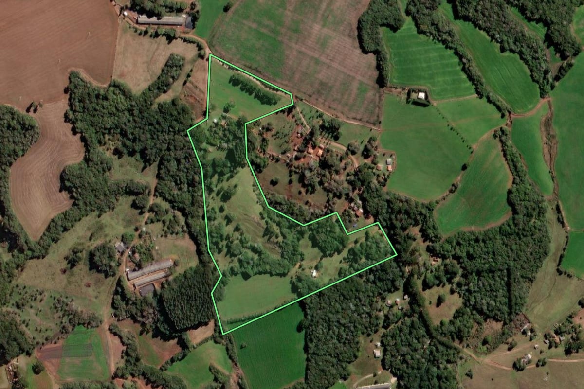 Imagem de satélite do imóvel rural em Piraí do Sul (PR), com o contorno declarado no CAR desenhado por cima.