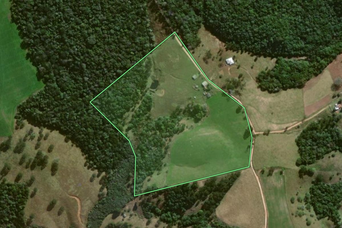 Imagem de satélite do imóvel rural em Piraí do Sul (PR), com o contorno declarado no CAR desenhado por cima.