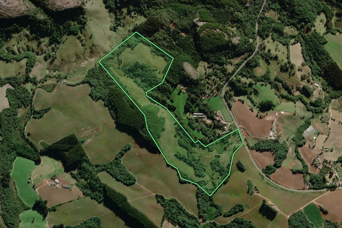 Imagem de satélite do imóvel rural em Piraí do Sul (PR), com o contorno declarado no CAR desenhado por cima.
