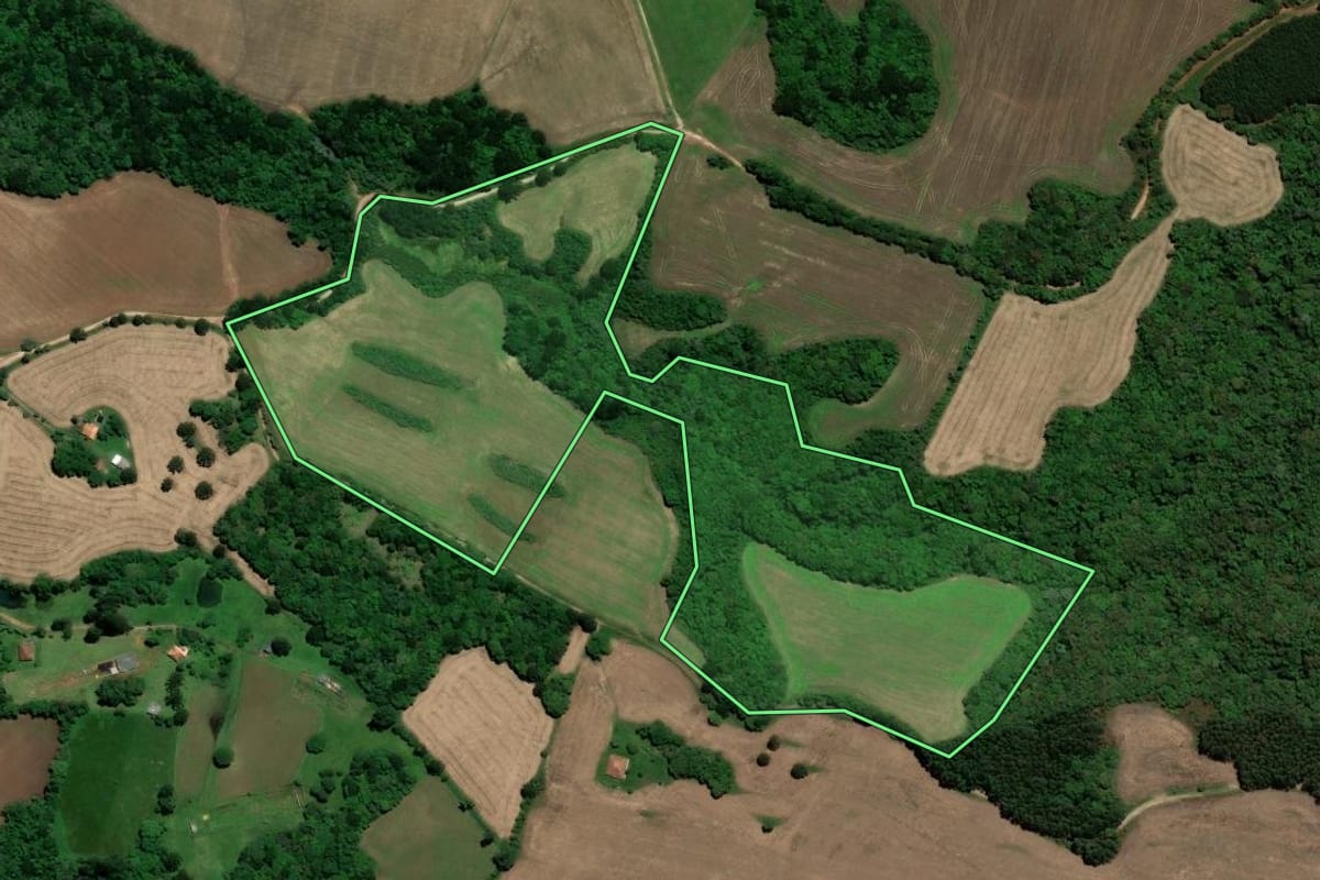 Imagem de satélite do imóvel rural em Piraí do Sul (PR), com o contorno declarado no CAR desenhado por cima.