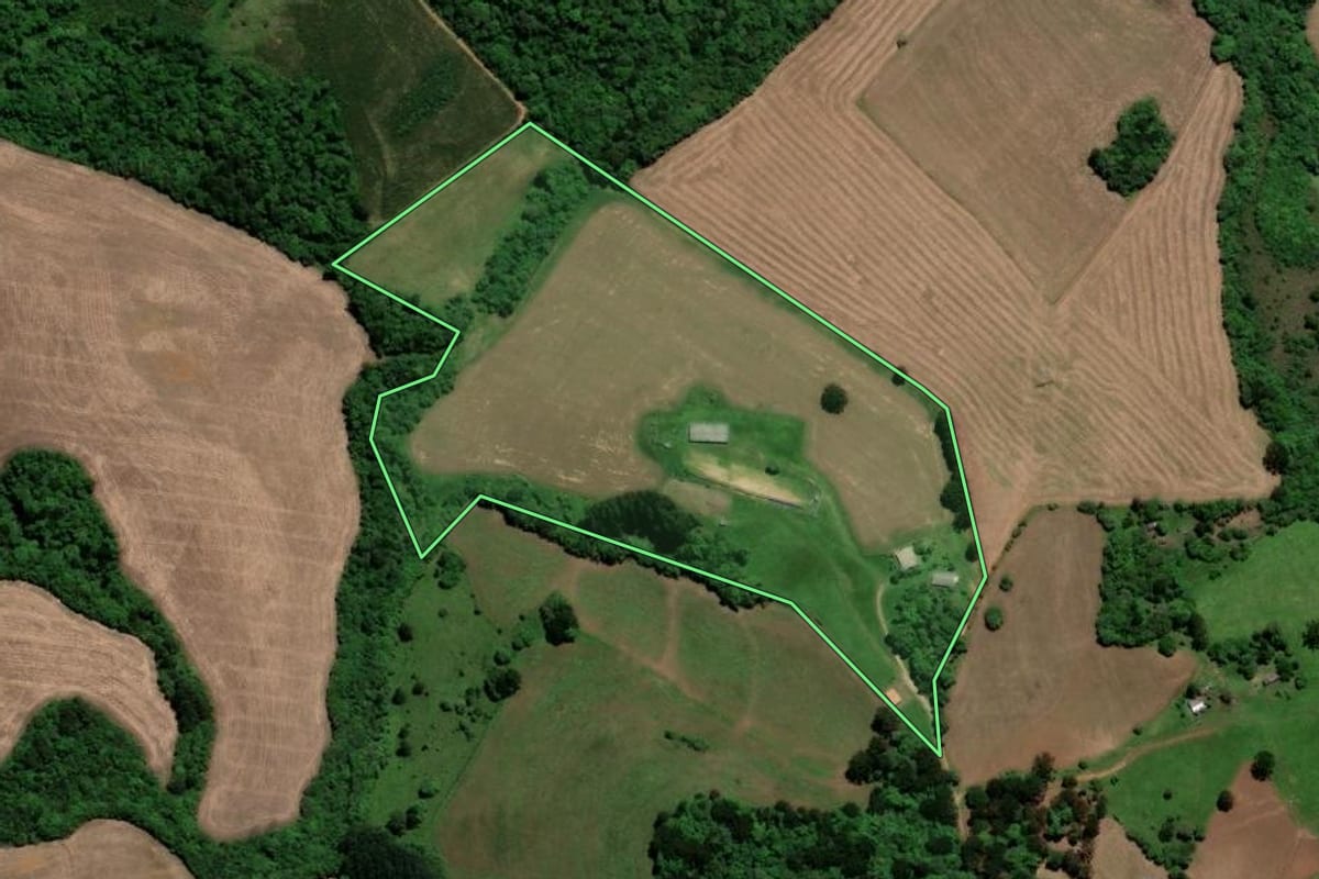 Imagem de satélite do imóvel rural em Piraí do Sul (PR), com o contorno declarado no CAR desenhado por cima.