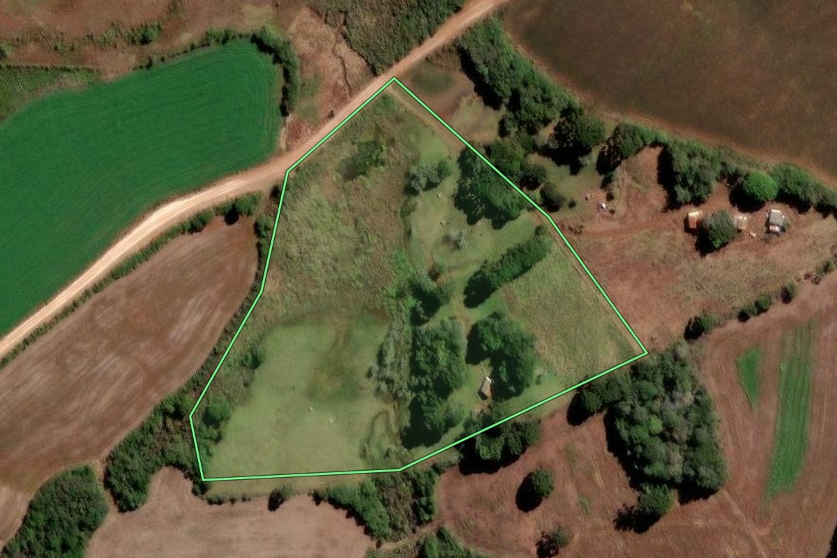 Imagem de satélite do imóvel rural em Piraí do Sul (PR), com o contorno declarado no CAR desenhado por cima.