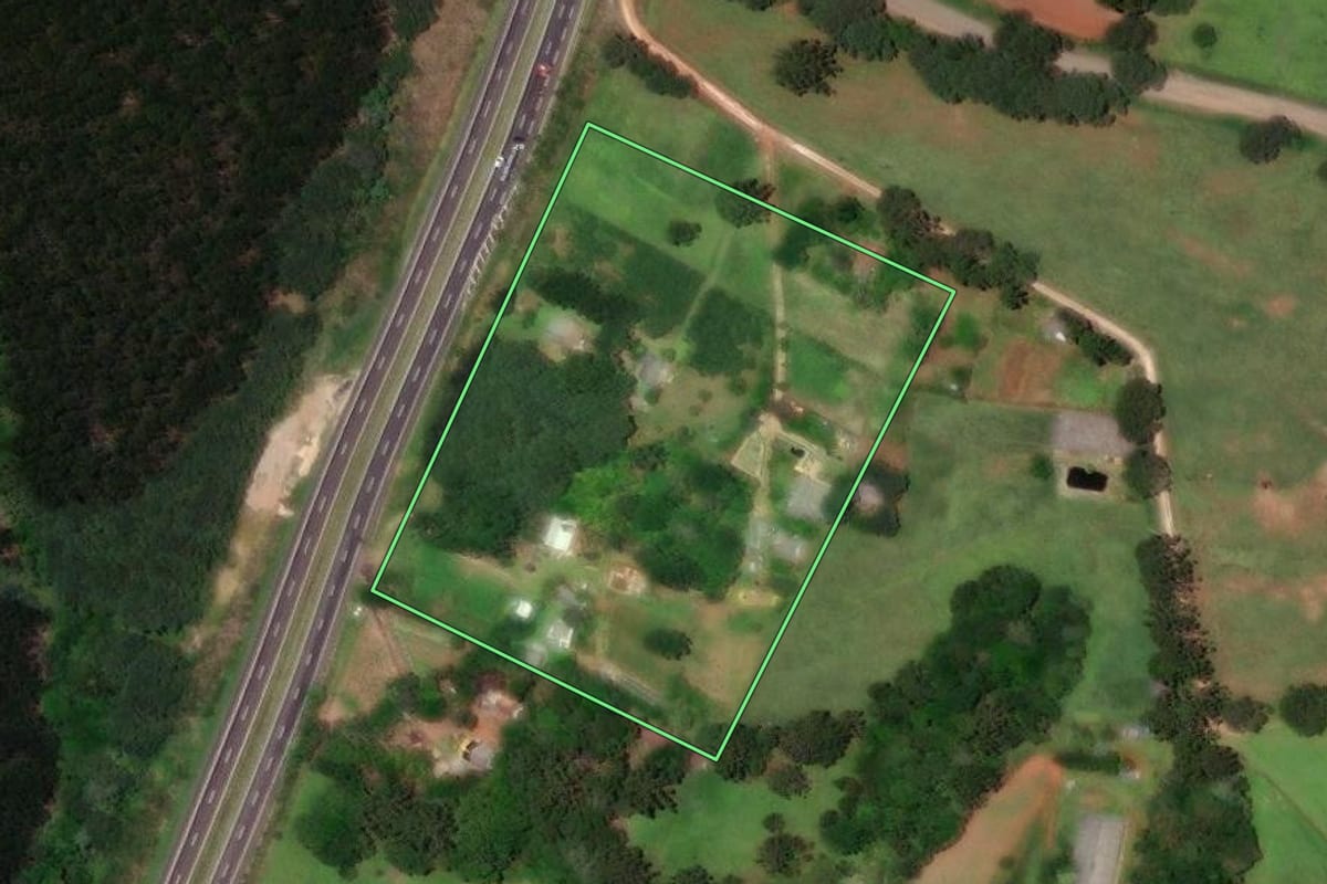 Imagem de satélite do imóvel rural em Piraí do Sul (PR), com o contorno declarado no CAR desenhado por cima.
