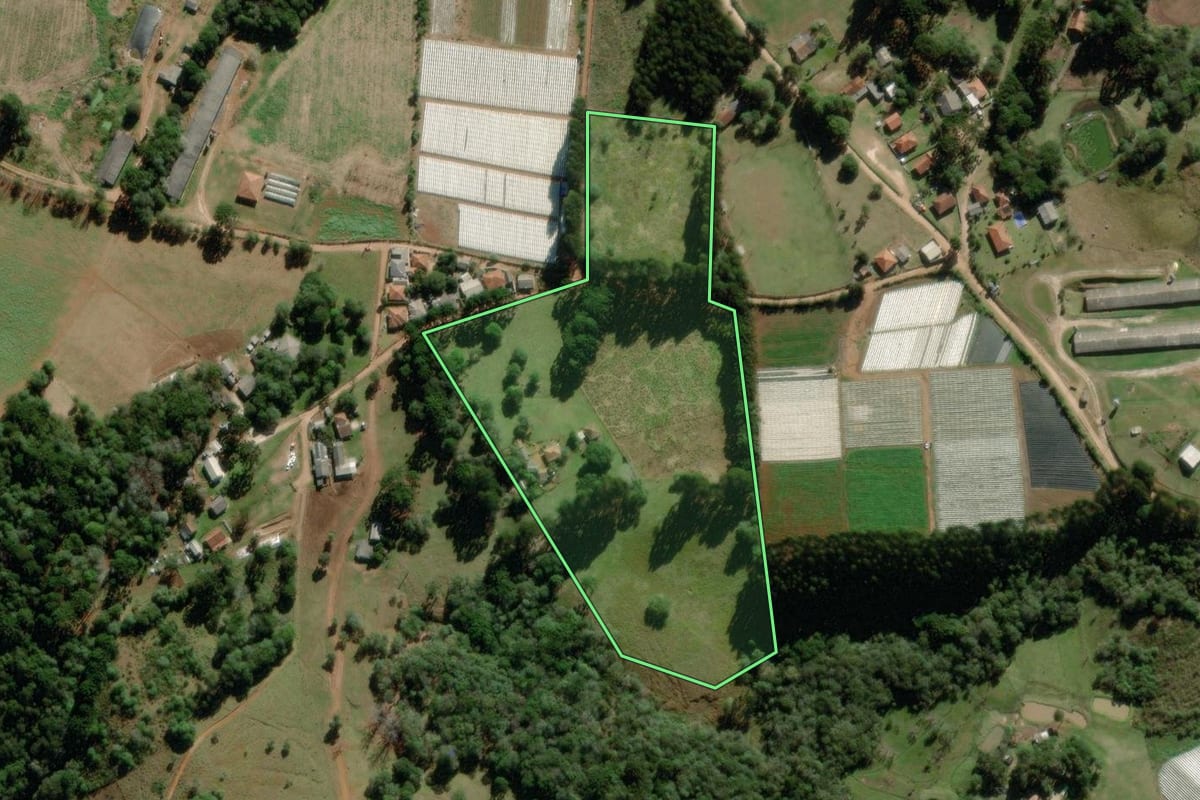 Imagem de satélite do imóvel rural em Piraí do Sul (PR), com o contorno declarado no CAR desenhado por cima.