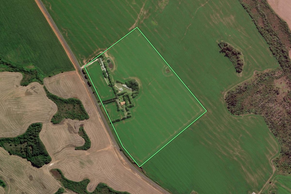 Imagem de satélite do imóvel rural em Piraí do Sul (PR), com o contorno declarado no CAR desenhado por cima.