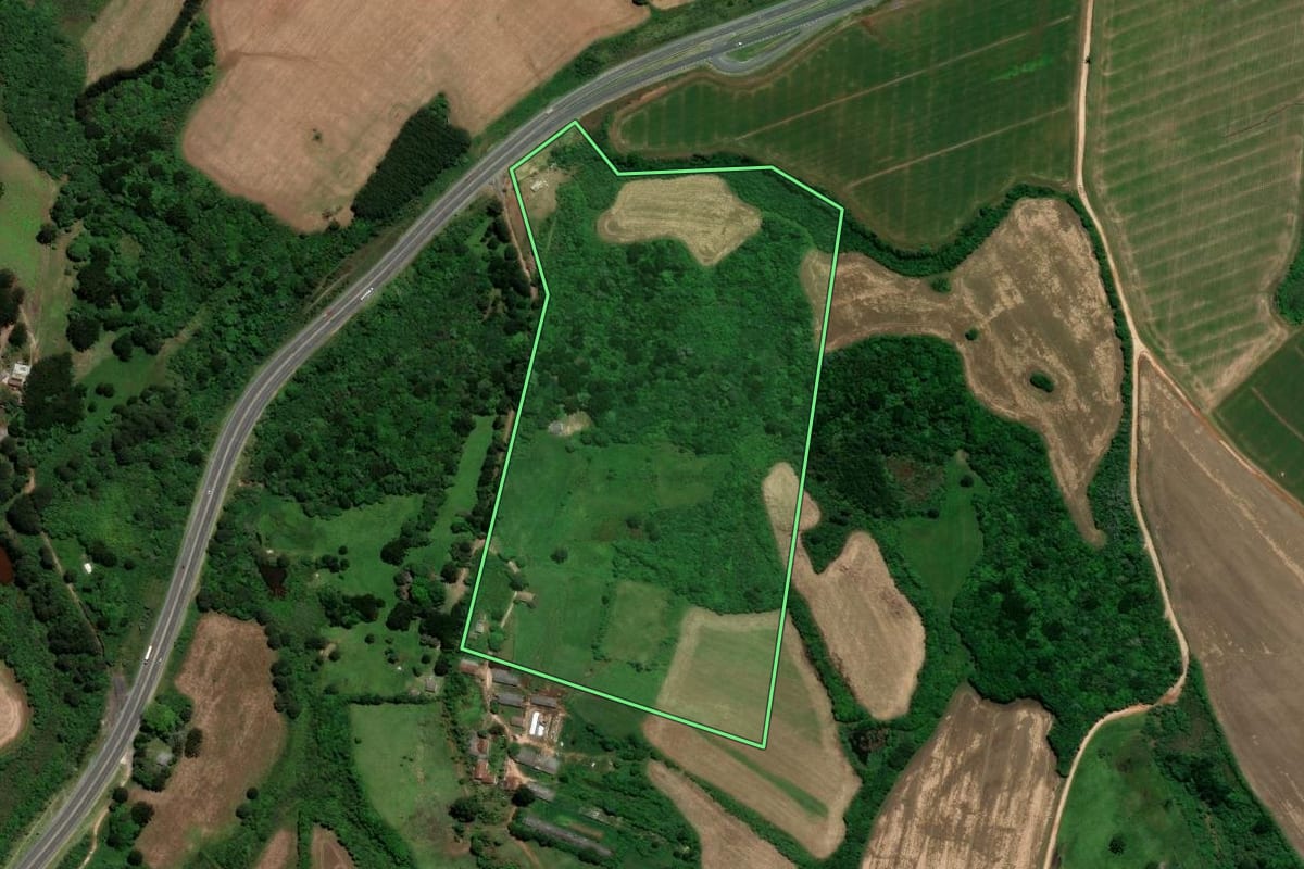 Imagem de satélite do imóvel rural em Piraí do Sul (PR), com o contorno declarado no CAR desenhado por cima.