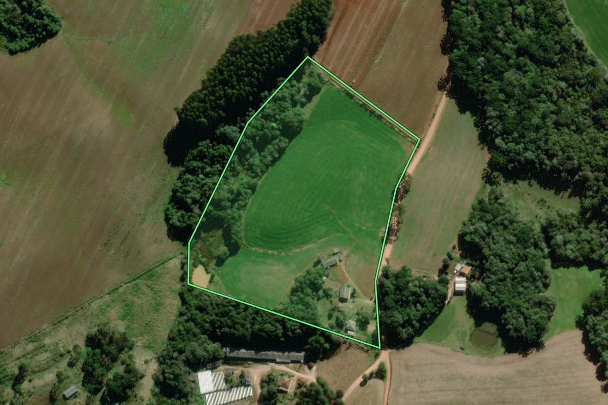Imagem de satélite do imóvel rural em Piraí do Sul (PR), com o contorno declarado no CAR desenhado por cima.