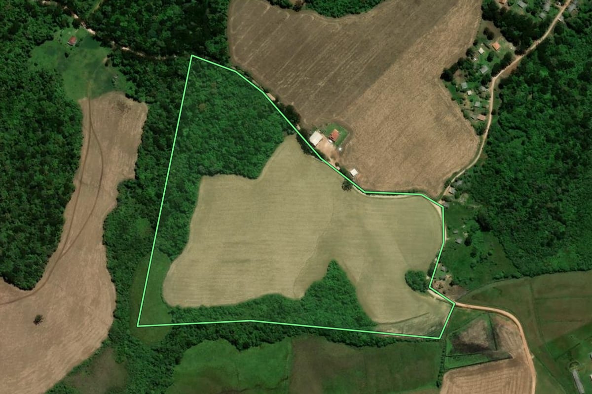 Imagem de satélite do imóvel rural em Piraí do Sul (PR), com o contorno declarado no CAR desenhado por cima.
