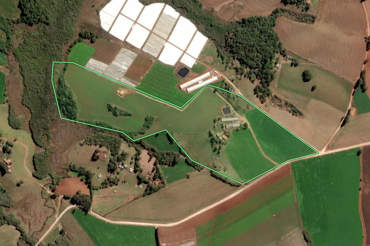 Imagem de satélite do imóvel rural em Piraí do Sul (PR), com o contorno declarado no CAR desenhado por cima.