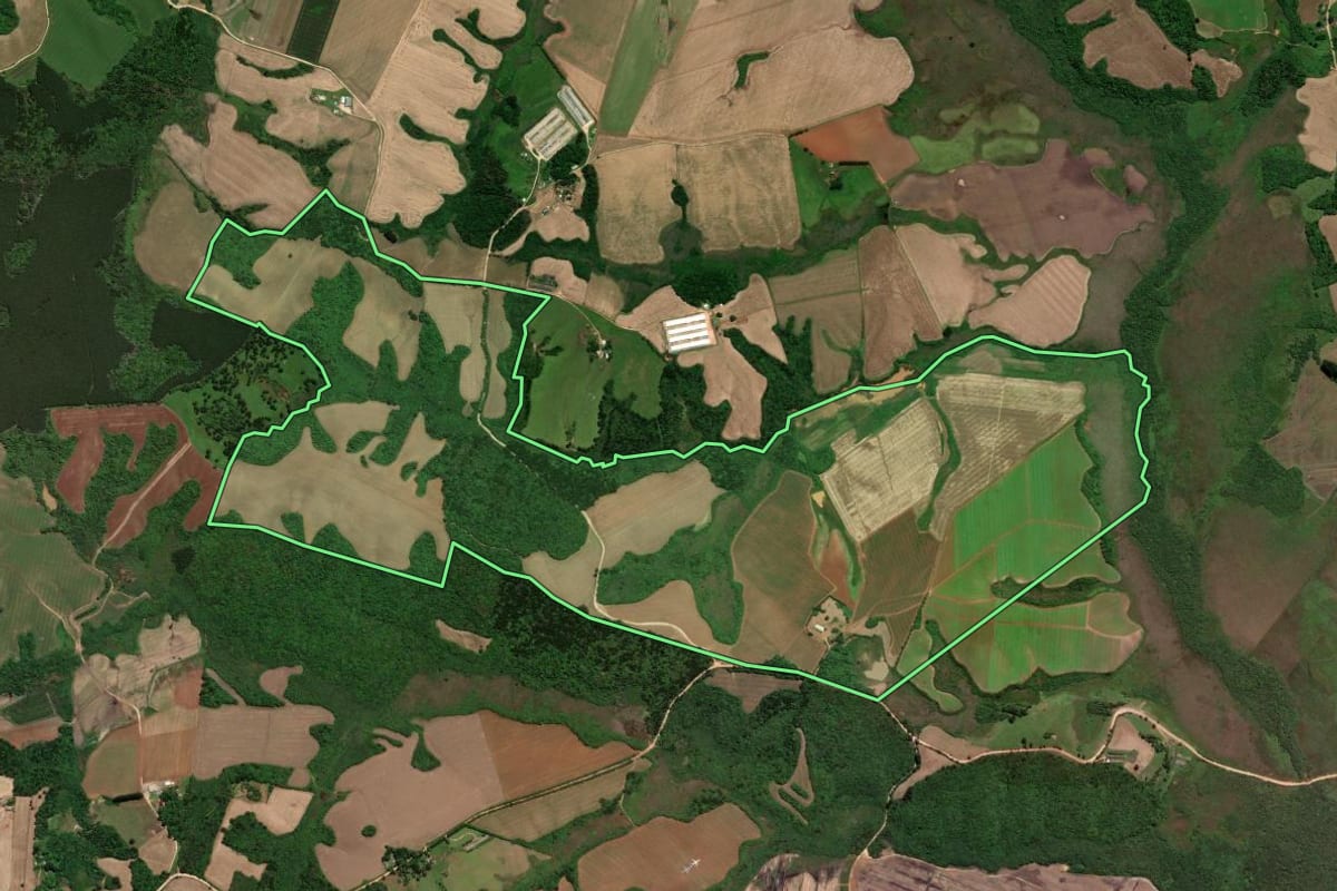 Imagem de satélite do imóvel rural em Piraí do Sul (PR), com o contorno declarado no CAR desenhado por cima.