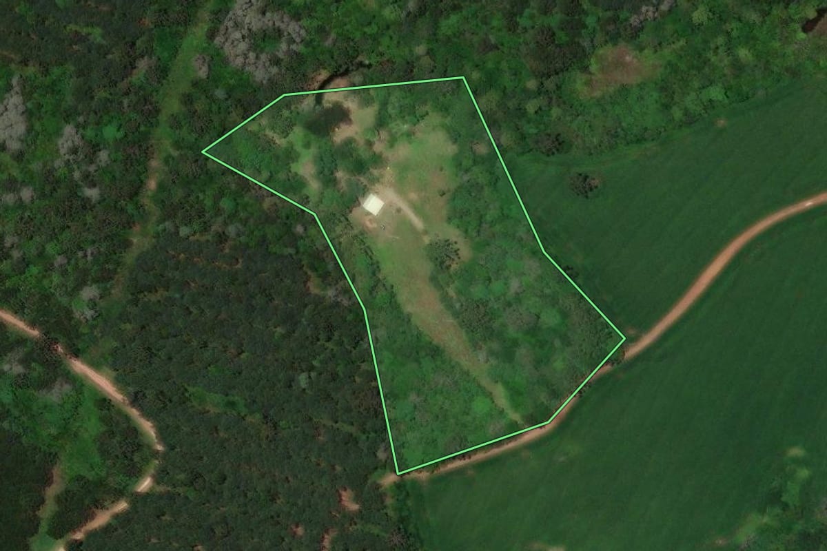 Imagem de satélite do imóvel rural em Piraí do Sul (PR), com o contorno declarado no CAR desenhado por cima.