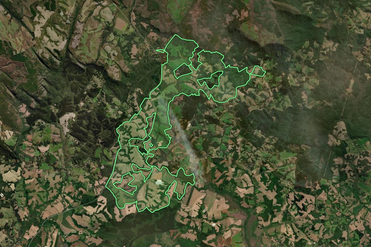 Imagem de satélite do imóvel rural em Piraí do Sul (PR), com o contorno declarado no CAR desenhado por cima.