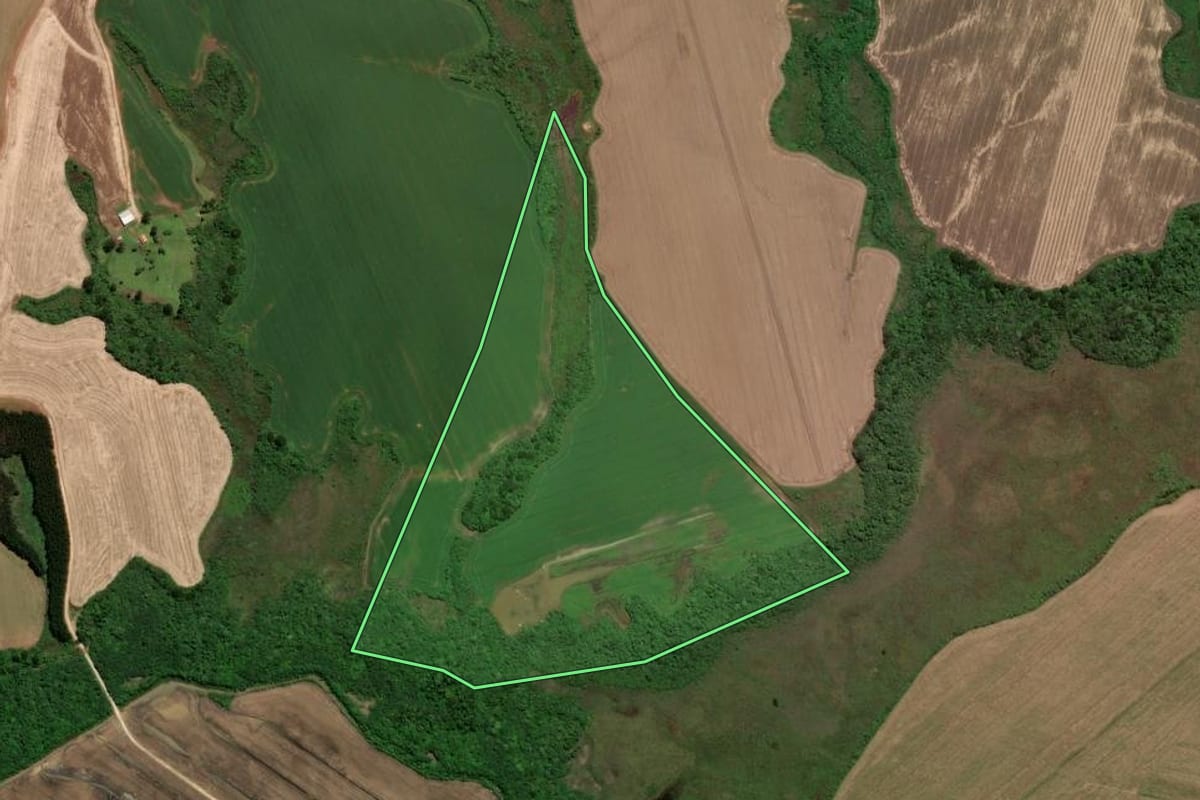Imagem de satélite do imóvel rural em Piraí do Sul (PR), com o contorno declarado no CAR desenhado por cima.