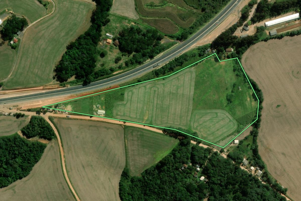 Imagem de satélite do imóvel rural em Piraí do Sul (PR), com o contorno declarado no CAR desenhado por cima.