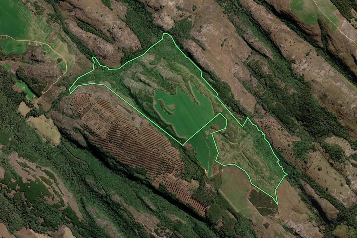 Imagem de satélite do imóvel rural em Piraí do Sul (PR), com o contorno declarado no CAR desenhado por cima.