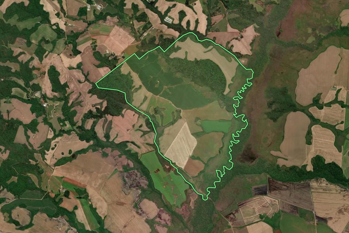 Imagem de satélite do imóvel rural em Piraí do Sul (PR), com o contorno declarado no CAR desenhado por cima.