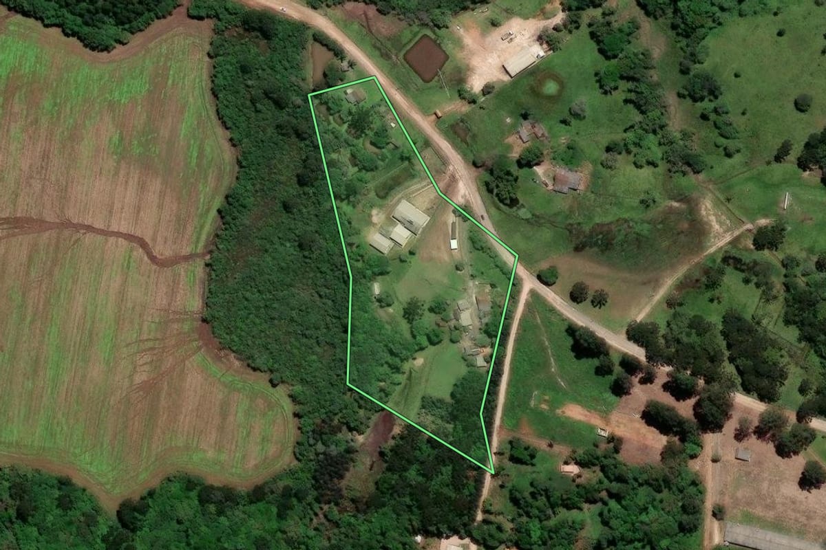 Imagem de satélite do imóvel rural em Piraí do Sul (PR), com o contorno declarado no CAR desenhado por cima.