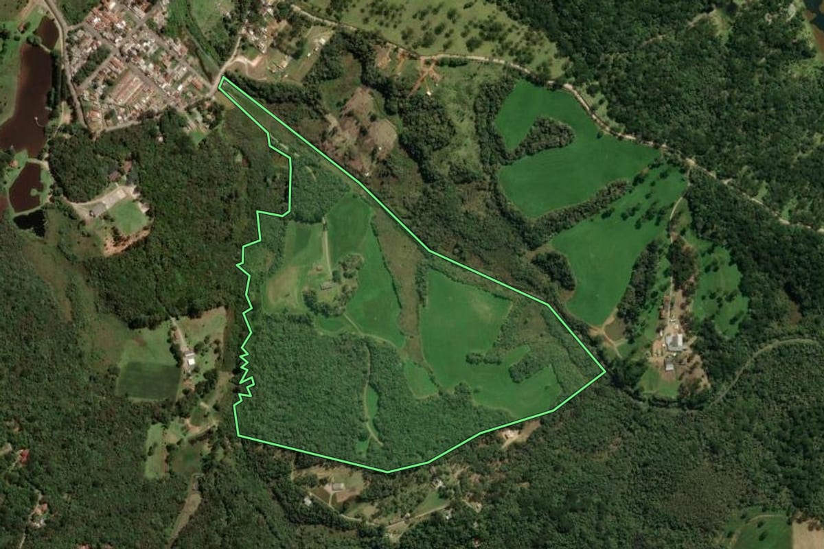 Imagem de satélite do imóvel rural em Piraquara (PR), com o contorno declarado no CAR desenhado por cima.