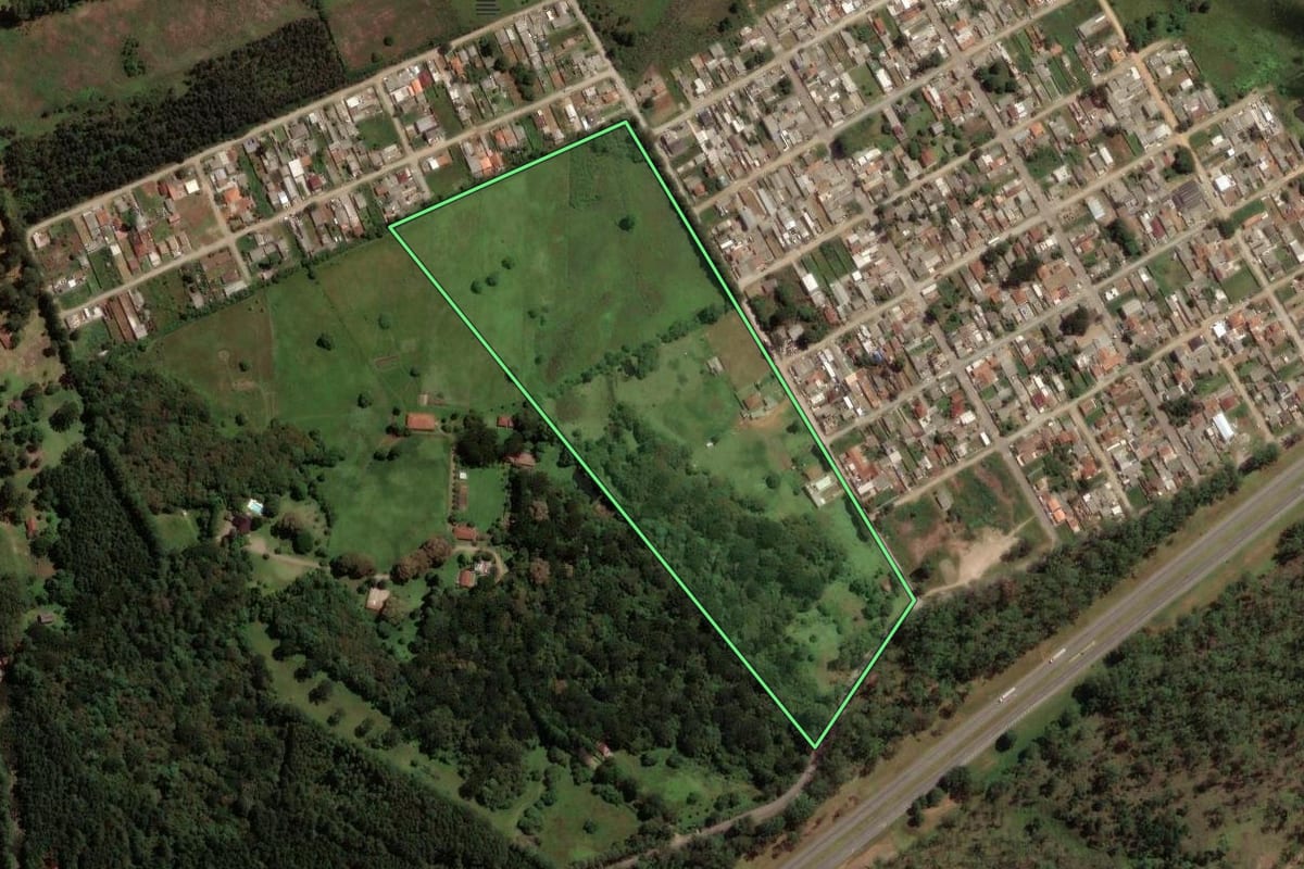 Imagem de satélite do imóvel rural em Piraquara (PR), com o contorno declarado no CAR desenhado por cima.
