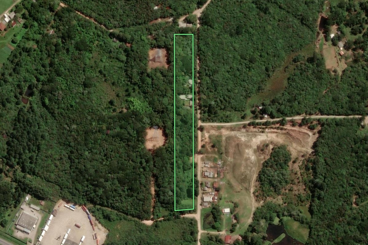 Imagem de satélite do imóvel rural em Piraquara (PR), com o contorno declarado no CAR desenhado por cima.