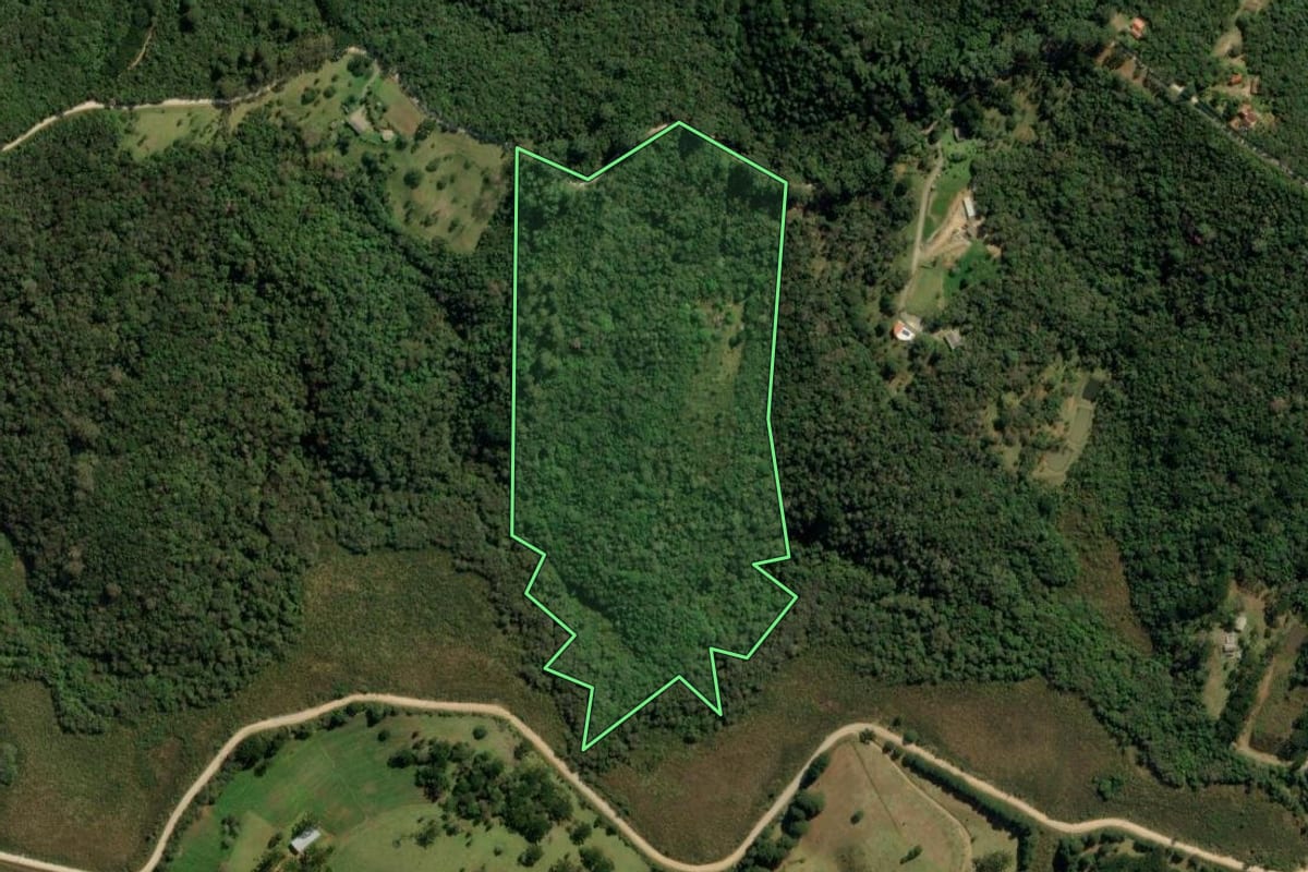 Imagem de satélite do imóvel rural em Piraquara (PR), com o contorno declarado no CAR desenhado por cima.