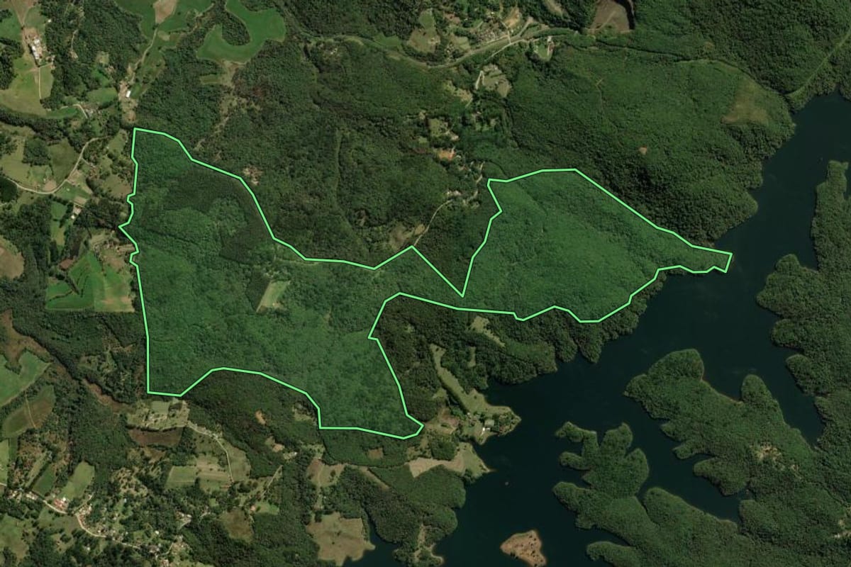 Imagem de satélite do imóvel rural em Piraquara (PR), com o contorno declarado no CAR desenhado por cima.