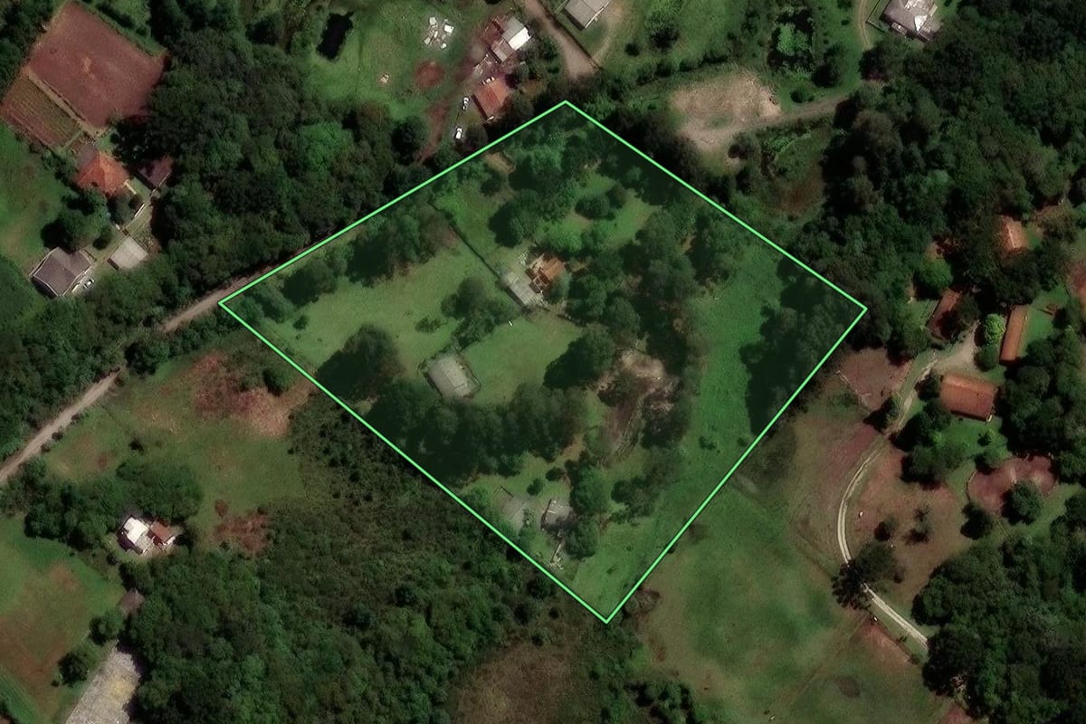 Imagem de satélite do imóvel rural em Piraquara (PR), com o contorno declarado no CAR desenhado por cima.