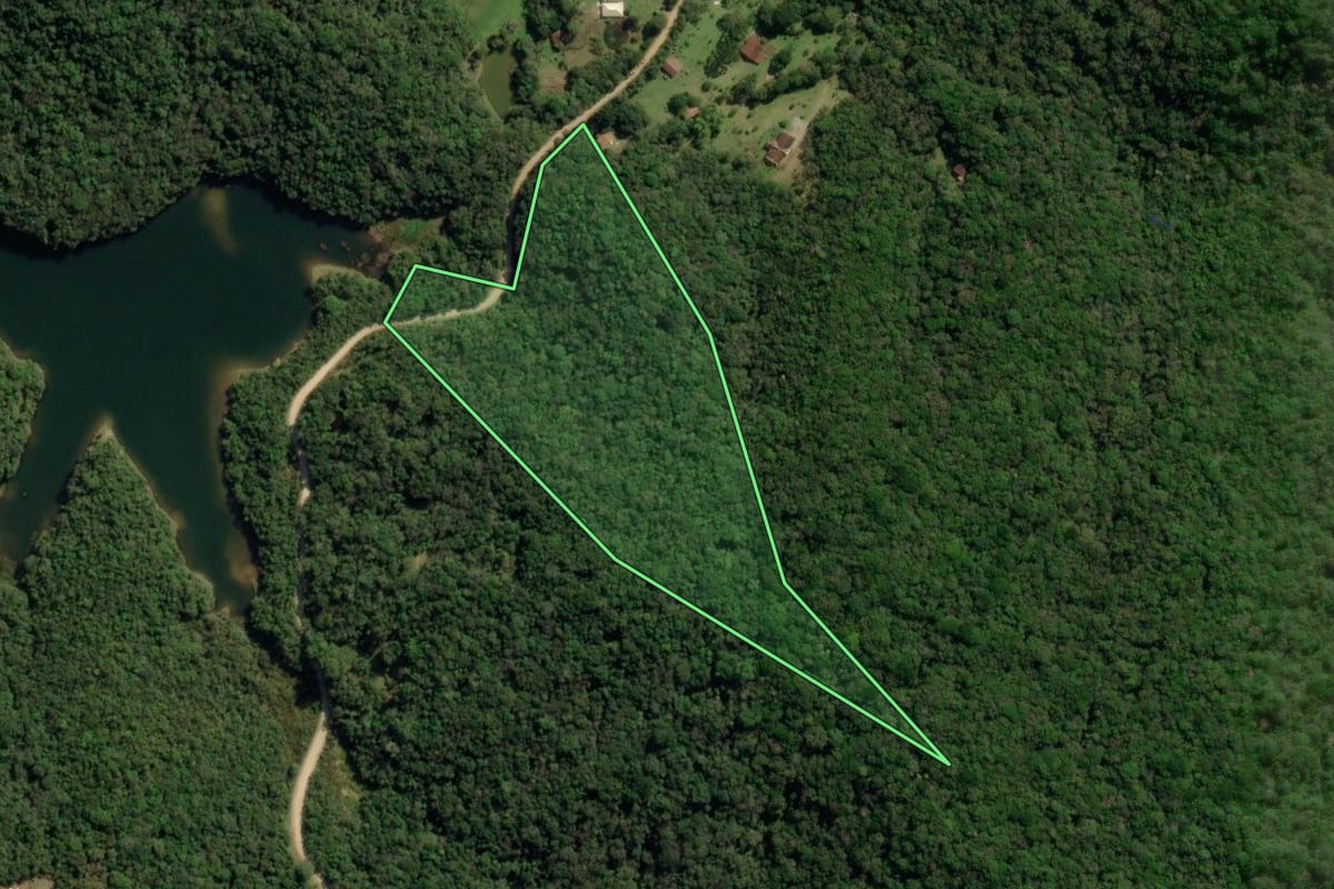 Imagem de satélite do imóvel rural em Piraquara (PR), com o contorno declarado no CAR desenhado por cima.