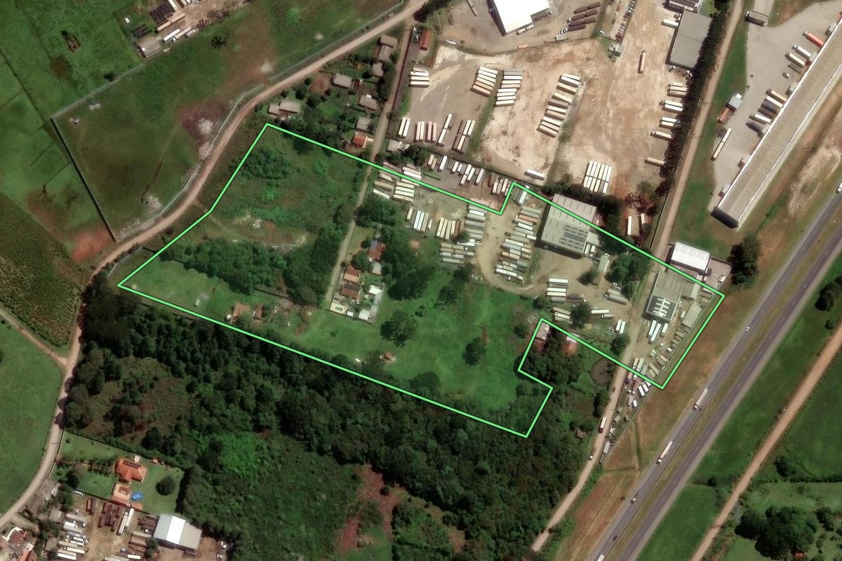 Imagem de satélite do imóvel rural em Piraquara (PR), com o contorno declarado no CAR desenhado por cima.