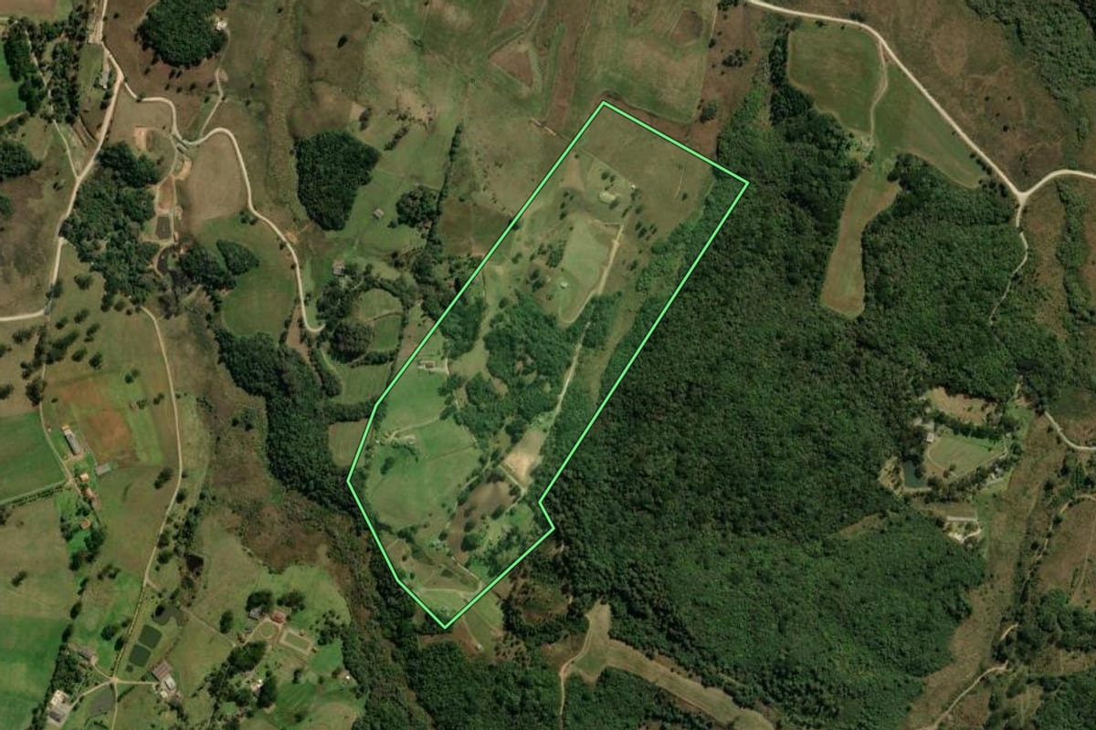 Imagem de satélite do imóvel rural em Piraquara (PR), com o contorno declarado no CAR desenhado por cima.