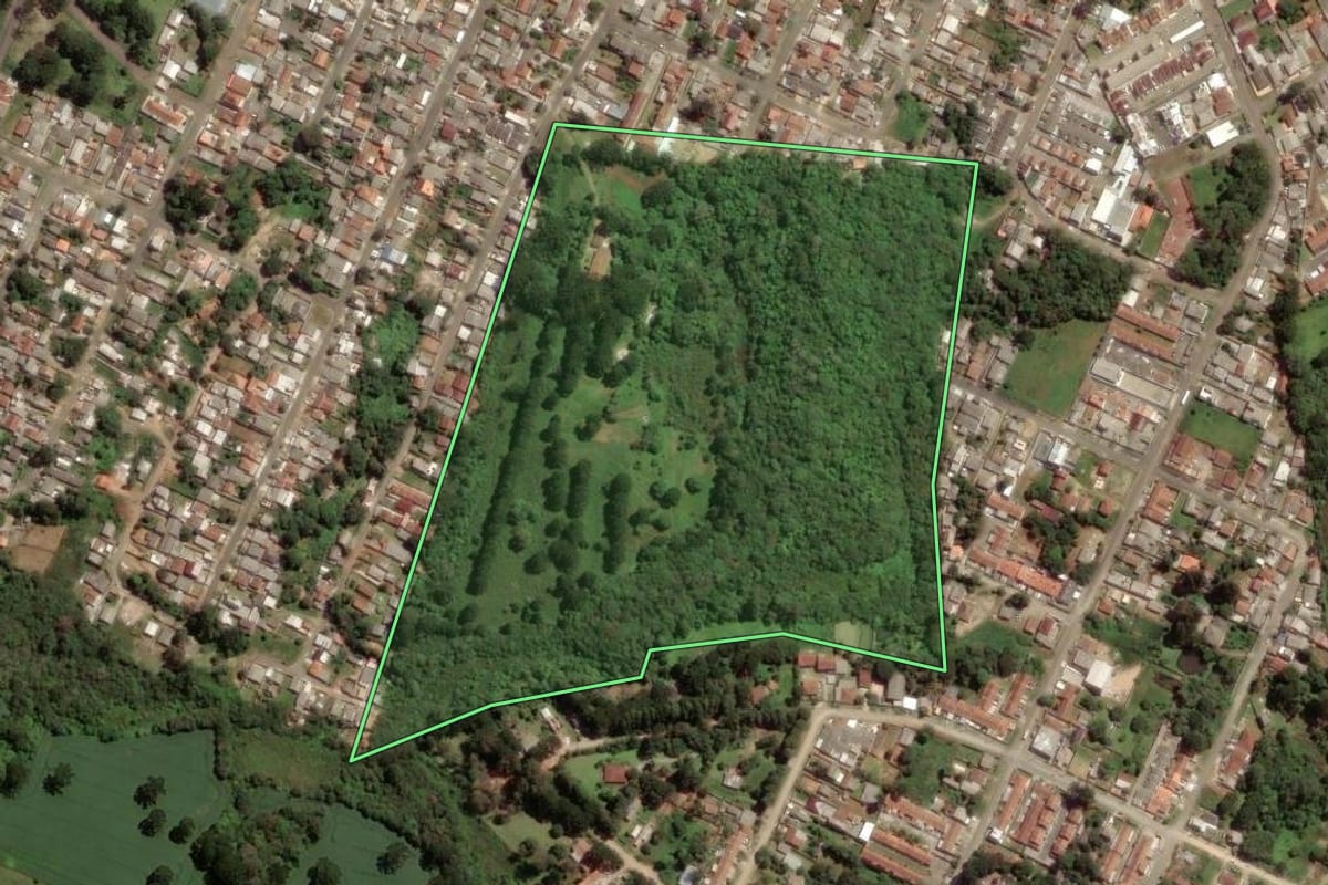Imagem de satélite do imóvel rural em Piraquara (PR), com o contorno declarado no CAR desenhado por cima.