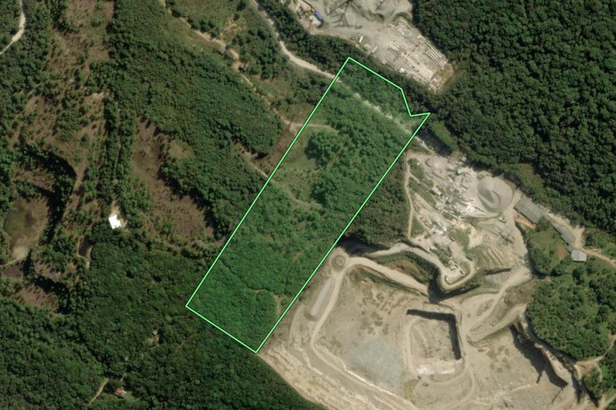 Imagem de satélite do imóvel rural em Piraquara (PR), com o contorno declarado no CAR desenhado por cima.