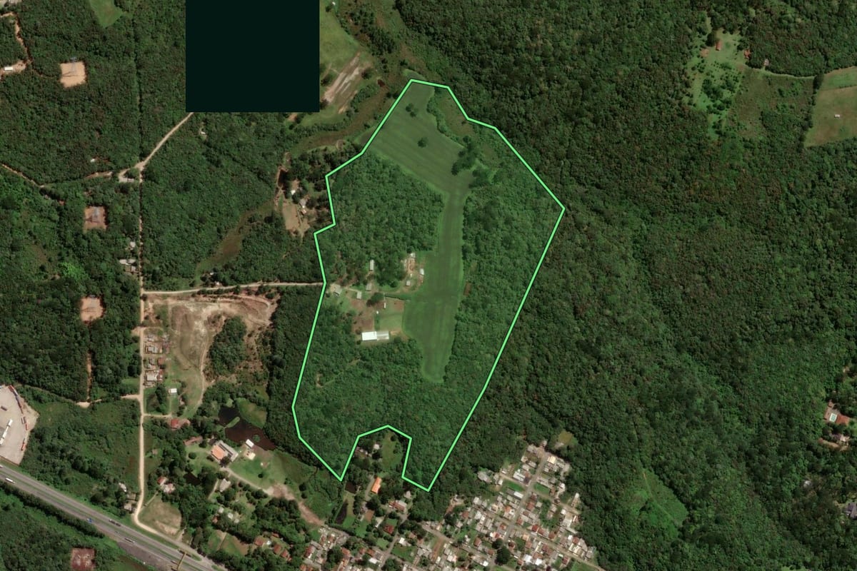 Imagem de satélite do imóvel rural em Piraquara (PR), com o contorno declarado no CAR desenhado por cima.