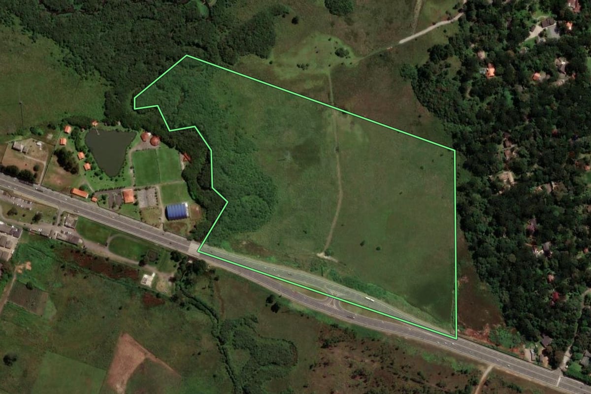 Imagem de satélite do imóvel rural em Piraquara (PR), com o contorno declarado no CAR desenhado por cima.