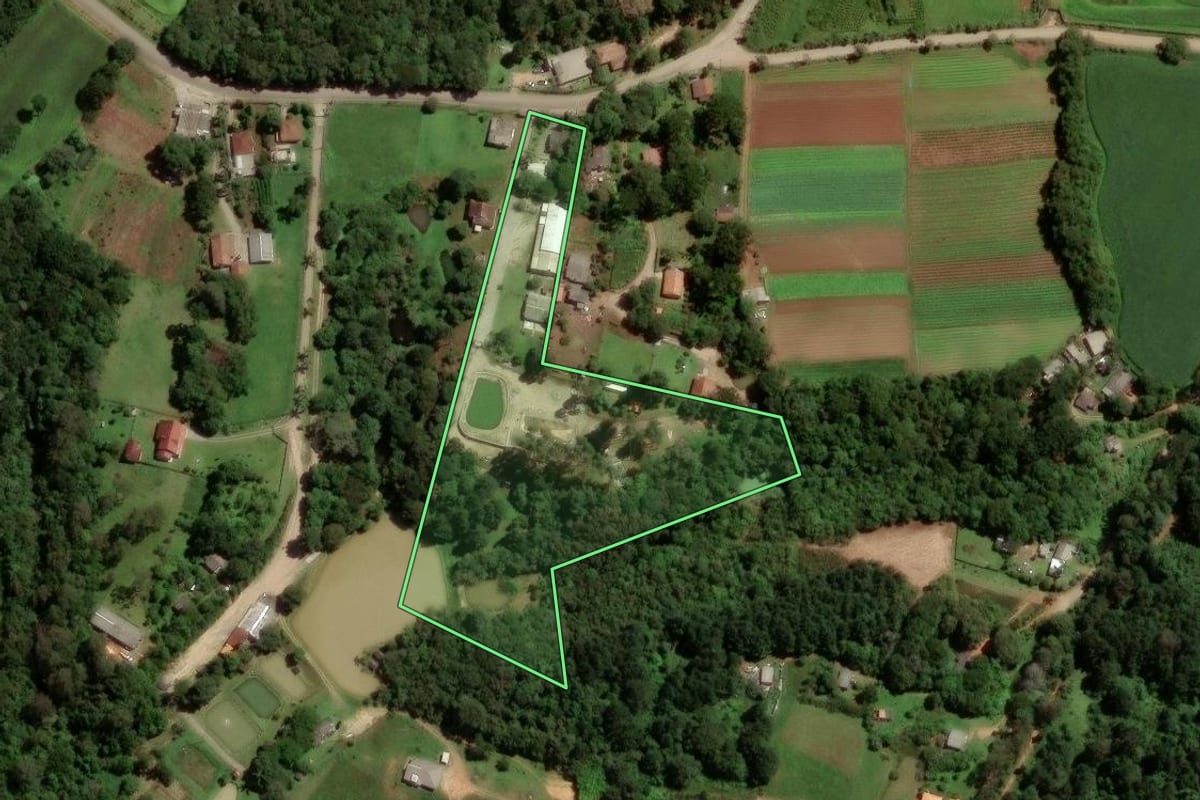 Imagem de satélite do imóvel rural em Piraquara (PR), com o contorno declarado no CAR desenhado por cima.