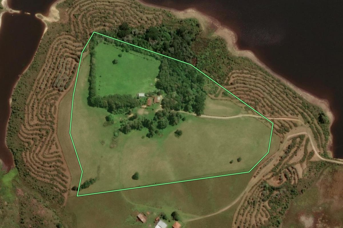 Imagem de satélite do imóvel rural em Piraquara (PR), com o contorno declarado no CAR desenhado por cima.