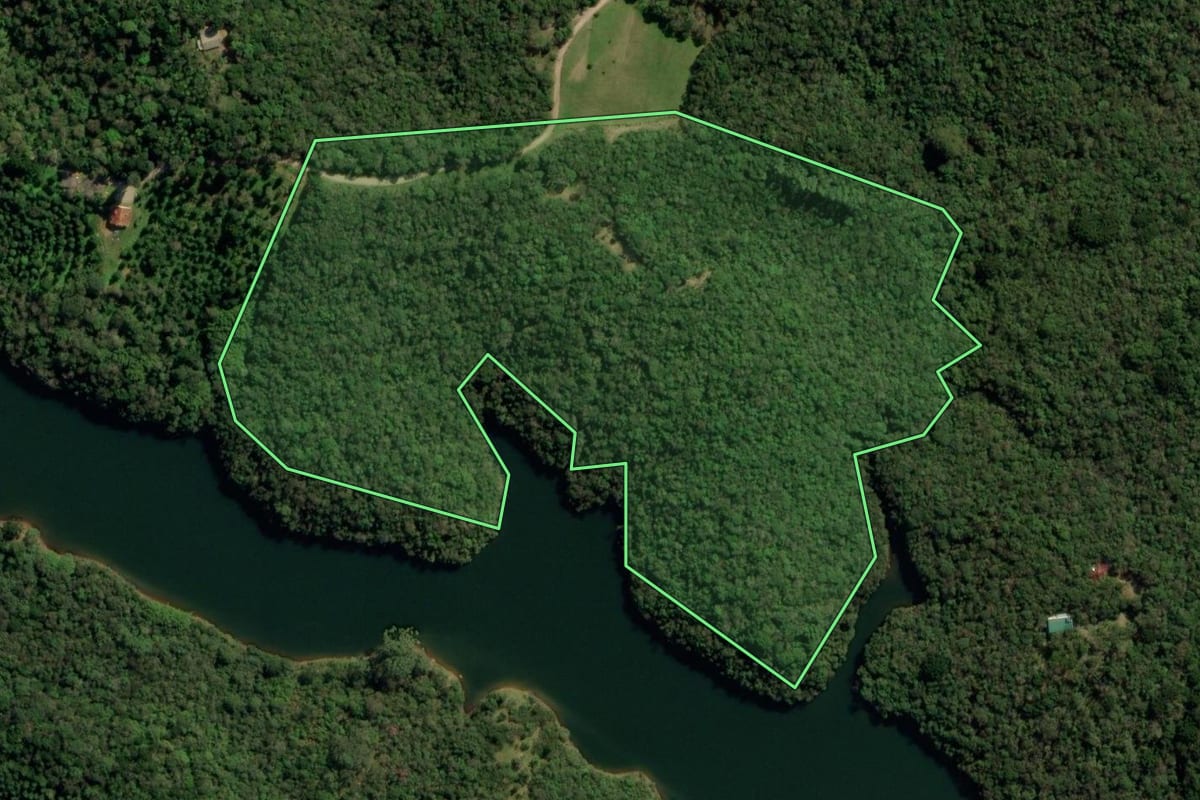 Imagem de satélite do imóvel rural em Piraquara (PR), com o contorno declarado no CAR desenhado por cima.