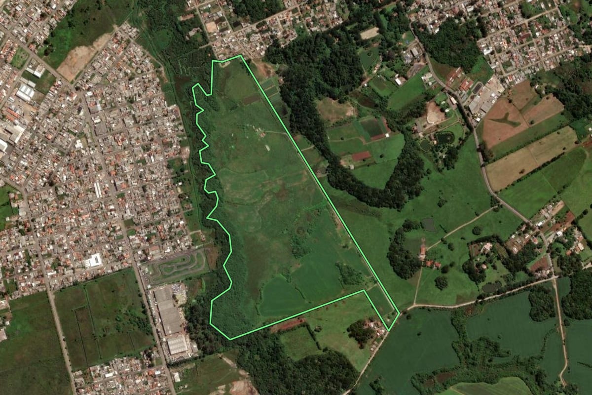 Imagem de satélite do imóvel rural em Piraquara (PR), com o contorno declarado no CAR desenhado por cima.