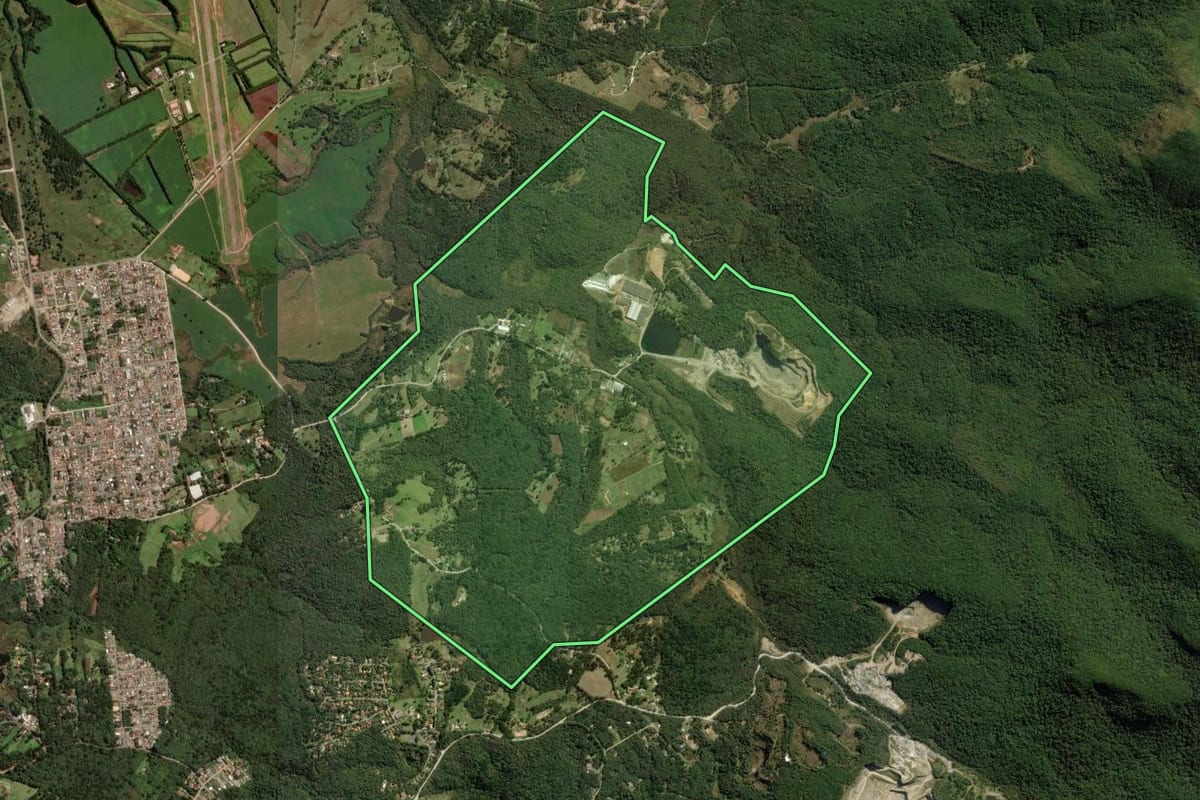 Imagem de satélite do imóvel rural em Piraquara (PR), com o contorno declarado no CAR desenhado por cima.