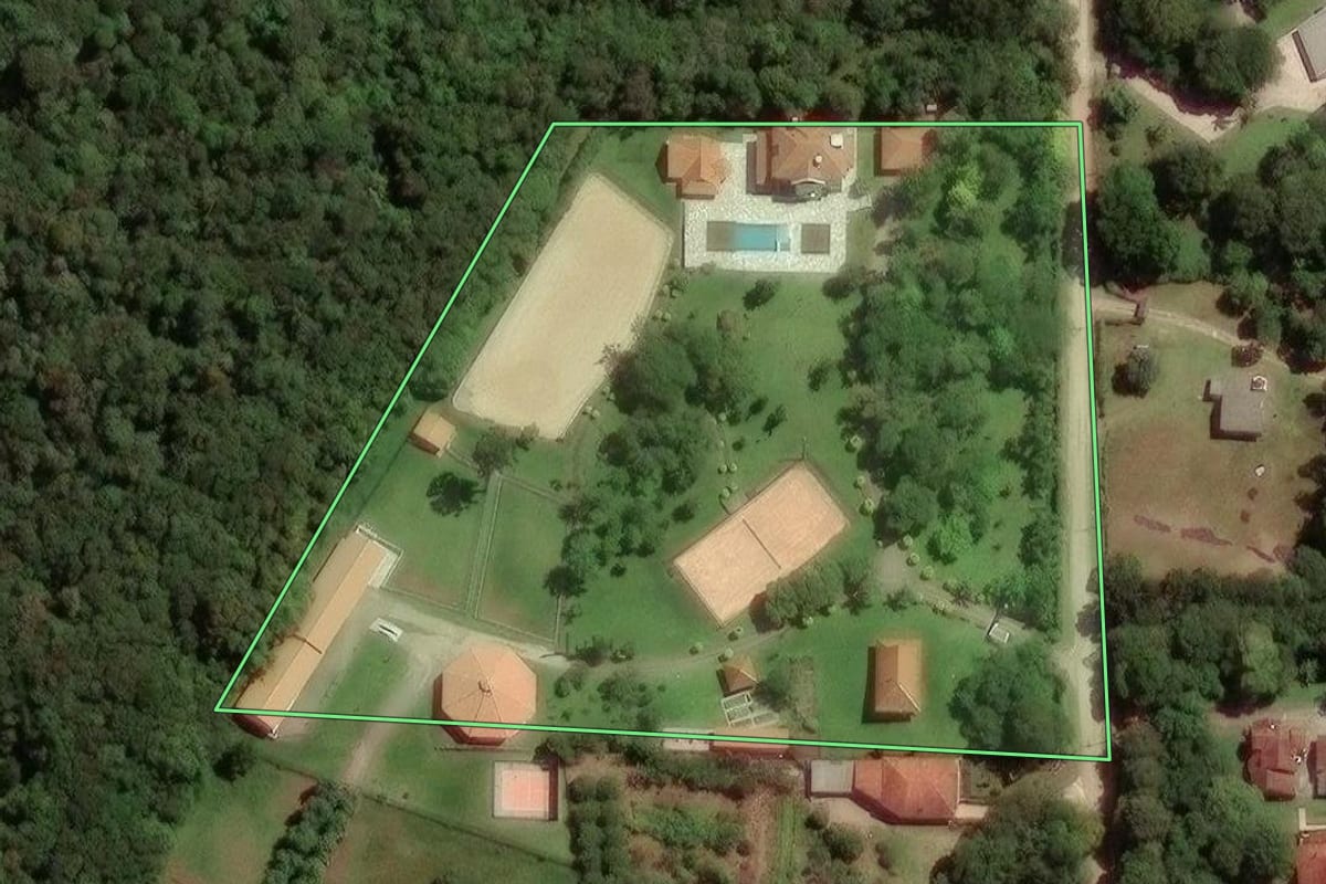 Imagem de satélite do imóvel rural em Piraquara (PR), com o contorno declarado no CAR desenhado por cima.