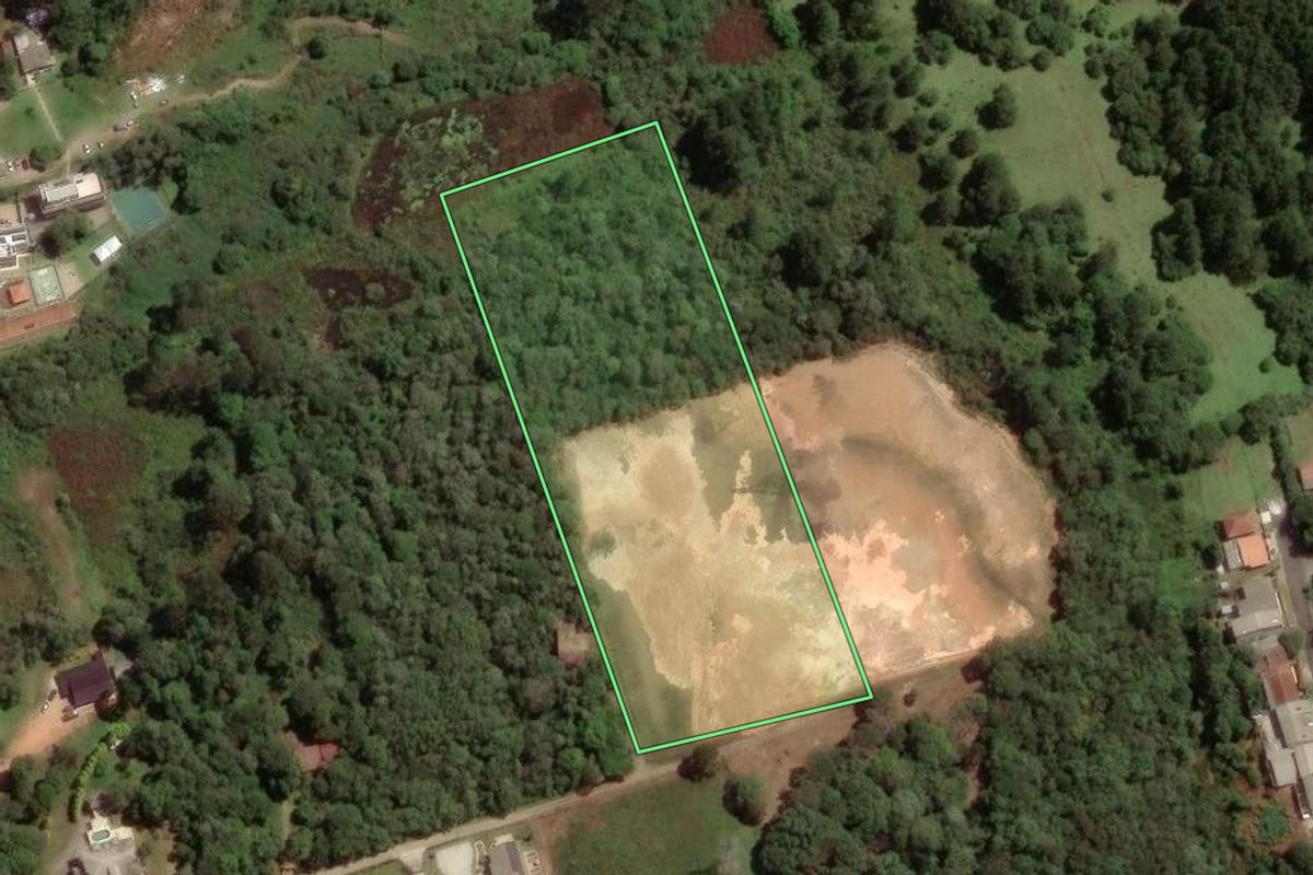 Imagem de satélite do imóvel rural em Piraquara (PR), com o contorno declarado no CAR desenhado por cima.