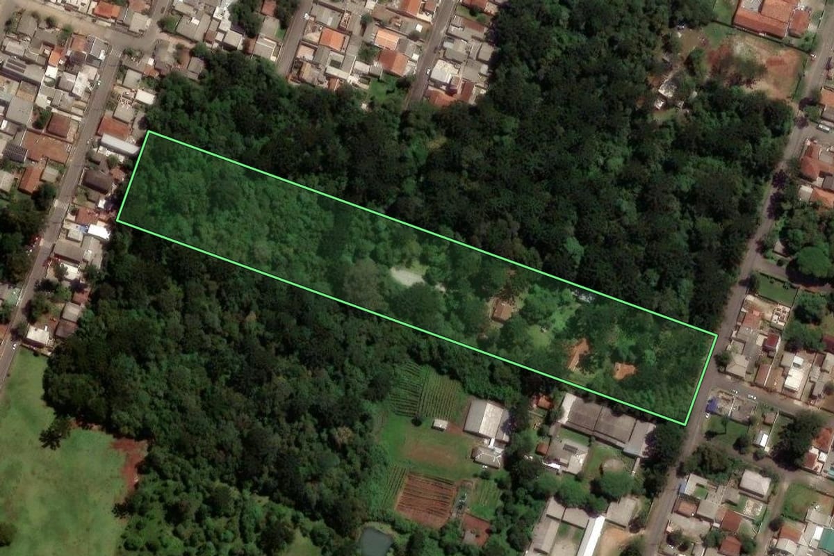 Imagem de satélite do imóvel rural em Piraquara (PR), com o contorno declarado no CAR desenhado por cima.