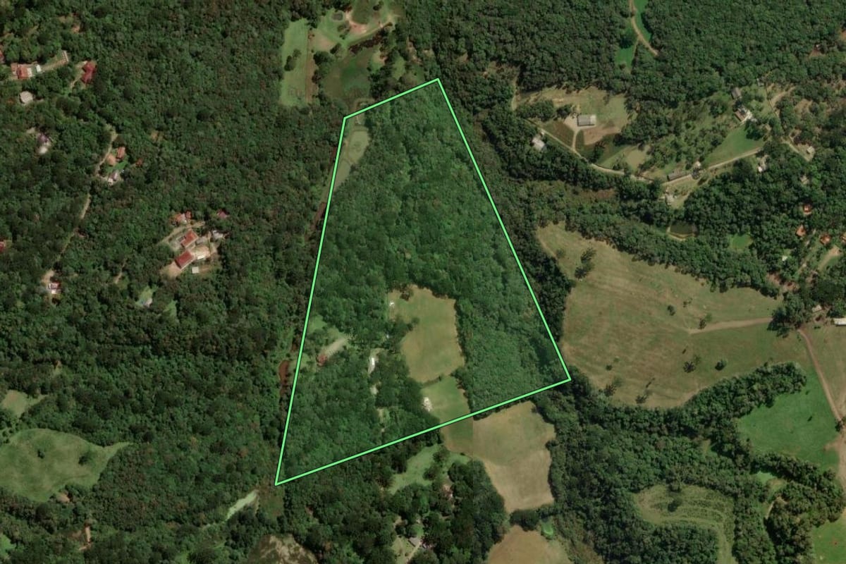 Imagem de satélite do imóvel rural em Piraquara (PR), com o contorno declarado no CAR desenhado por cima.