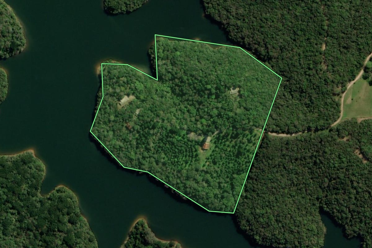 Imagem de satélite do imóvel rural em Piraquara (PR), com o contorno declarado no CAR desenhado por cima.