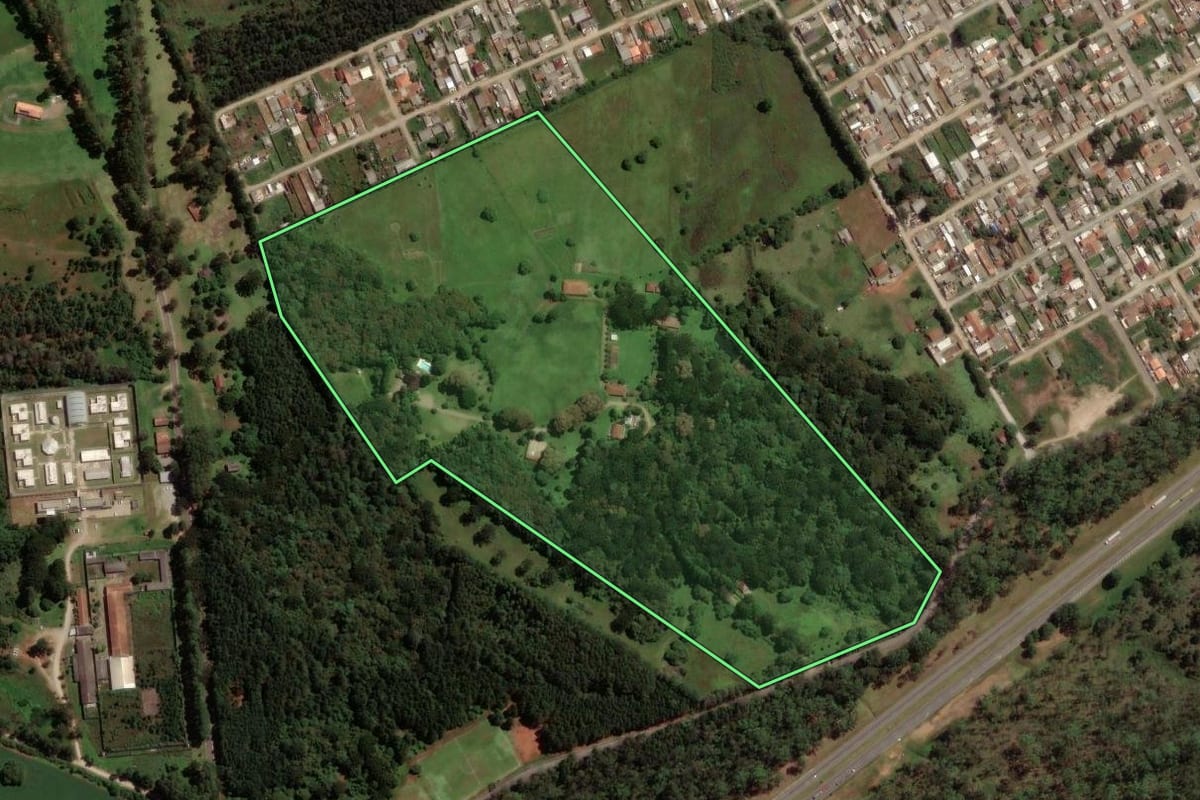 Imagem de satélite do imóvel rural em Piraquara (PR), com o contorno declarado no CAR desenhado por cima.